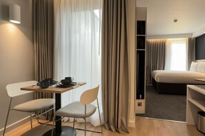 Suite, 1 dobbeltseng, tekjøkken (Free Hot Breakfast) | Sengetøy av topp kvalitet, safe på rommet og skrivebord