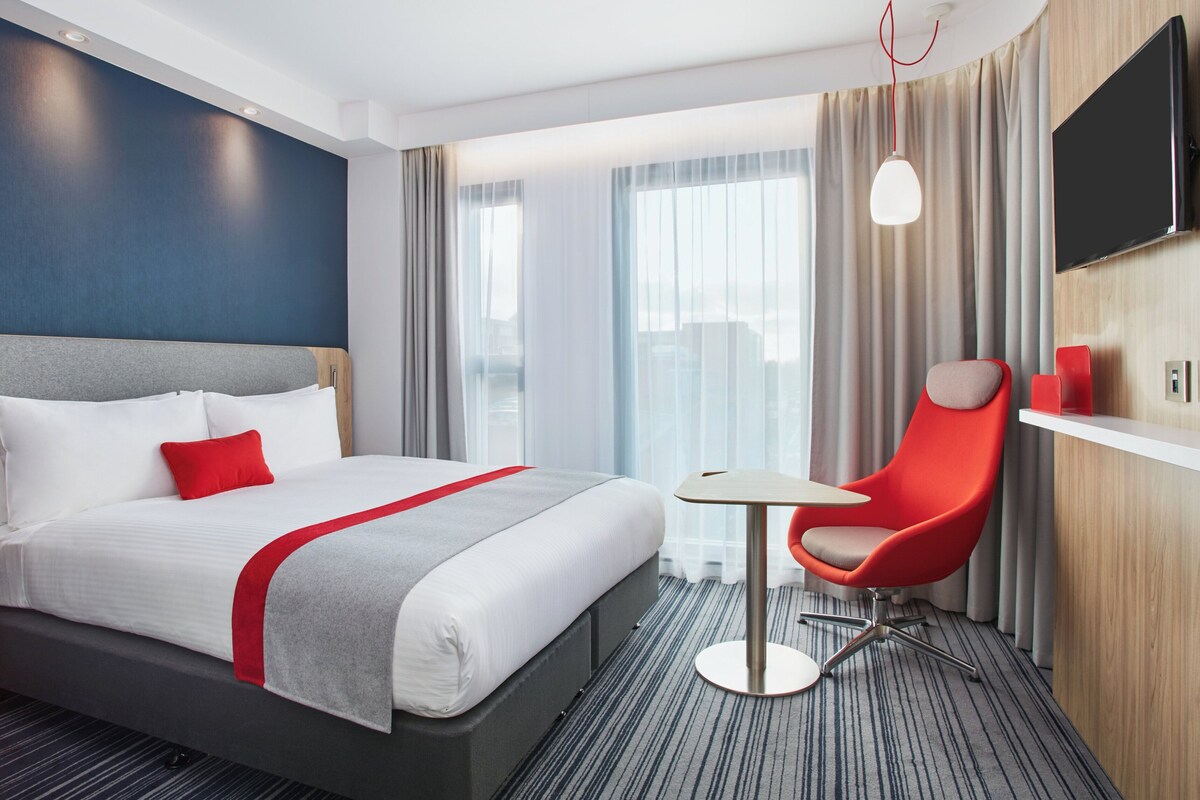 Premium bedding, in-room safe, desk, blackout drapes