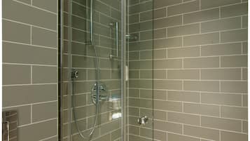 Ducha, secador de pelo y toallas