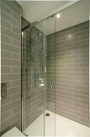 Shower, hair dryer, towels - Holiday Inn Express London - Ealing by IHG (London)
