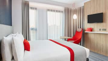 Bộ đồ giường cao cấp, két bảo mật tại phòng, bàn, màn/rèm cản sáng