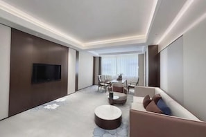 Minibar y caja de seguridad en la habitación