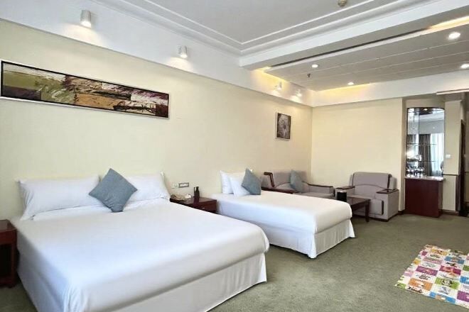 Minibar, coffres-forts dans les chambres, fer et planche à repasser