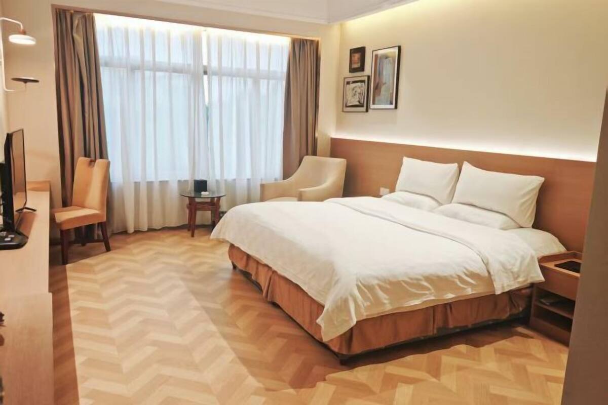 Minibar, in-room safe, iron/ironing board, cots/infant beds