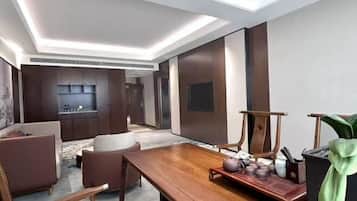 Minibar y caja de seguridad en la habitación