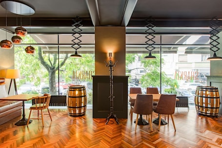 Se sirven desayunos, almuerzos y cenas; cocina internacional