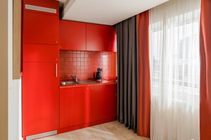 Departamento, balcón (Studio) | Cocina privada | Cafetera y tetera y tetera eléctrica 