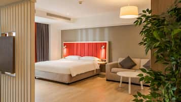 Apartment, Balcony (Studio) | Hypo-allergenic bedding, in-room safe, desk, laptop workspace
