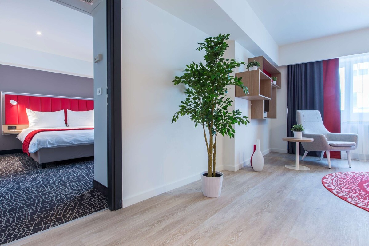 Ropa de cama hipoalergénica y caja de seguridad en la habitación 
