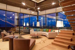 Minibar, caja fuerte, sistema de insonorización