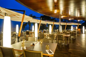 2 restaurants, breakfast, lunch, dinner served; international cuisine