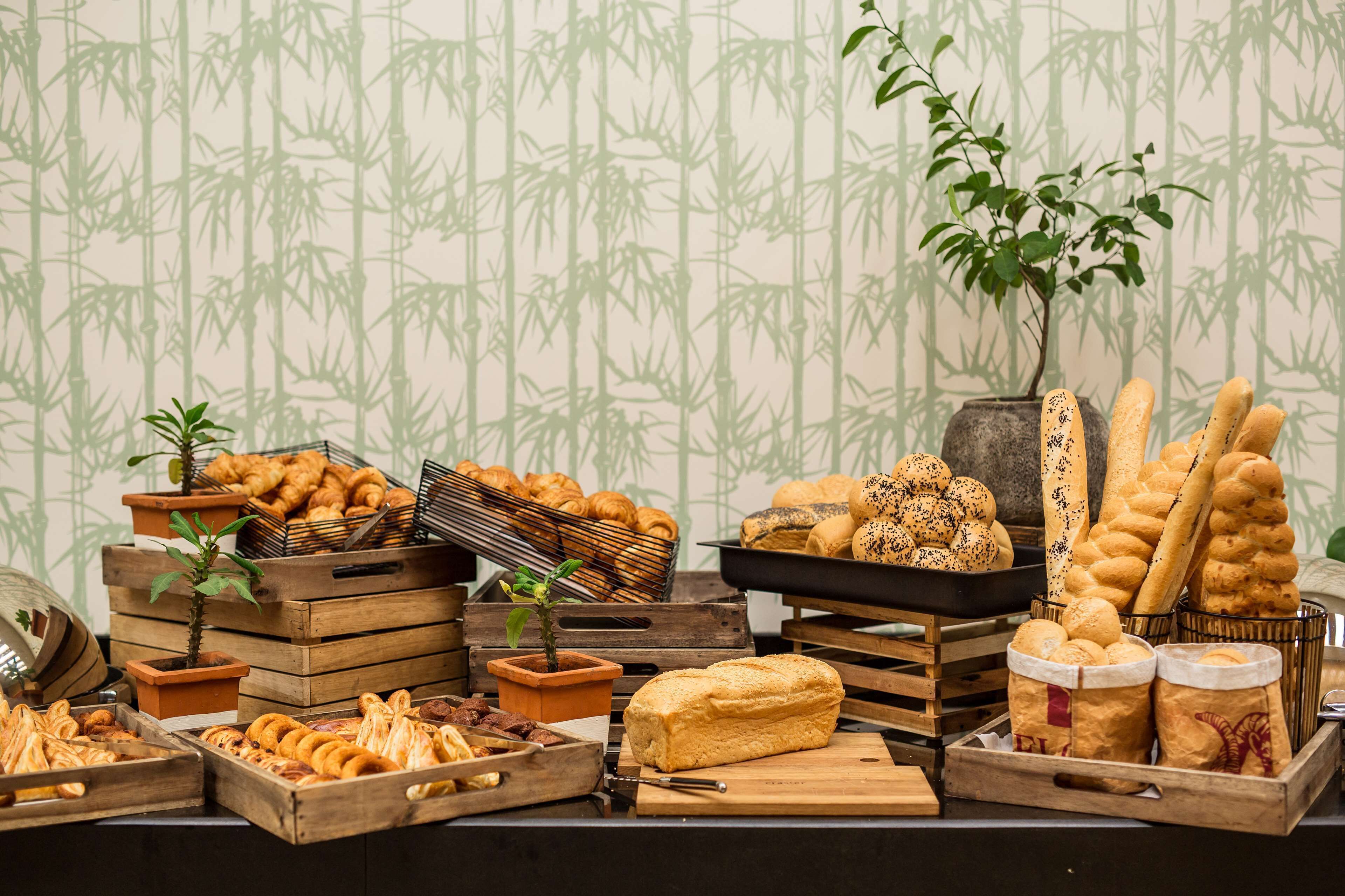 2 restaurants, breakfast, lunch, dinner served; international cuisine