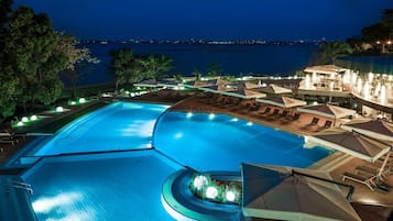 Piscina all'aperto, lettini