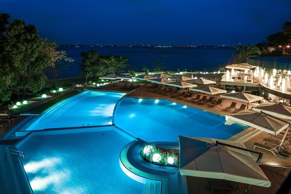 Outdoor pool, sun loungers