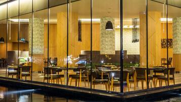 2 restaurantes; se sirve desayuno, almuerzo y cena; cocina internacional