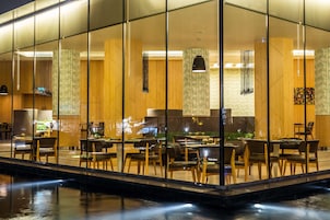 2 restaurantes; se sirven desayunos, almuerzos y cocina internacional