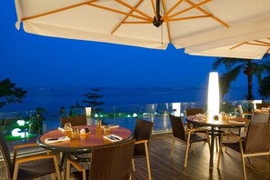 2 restaurants, breakfast, lunch, dinner served; international cuisine