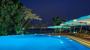 室外游泳池,提供日光浴躺椅