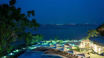 AuĂenpool, LiegestĂŒhle