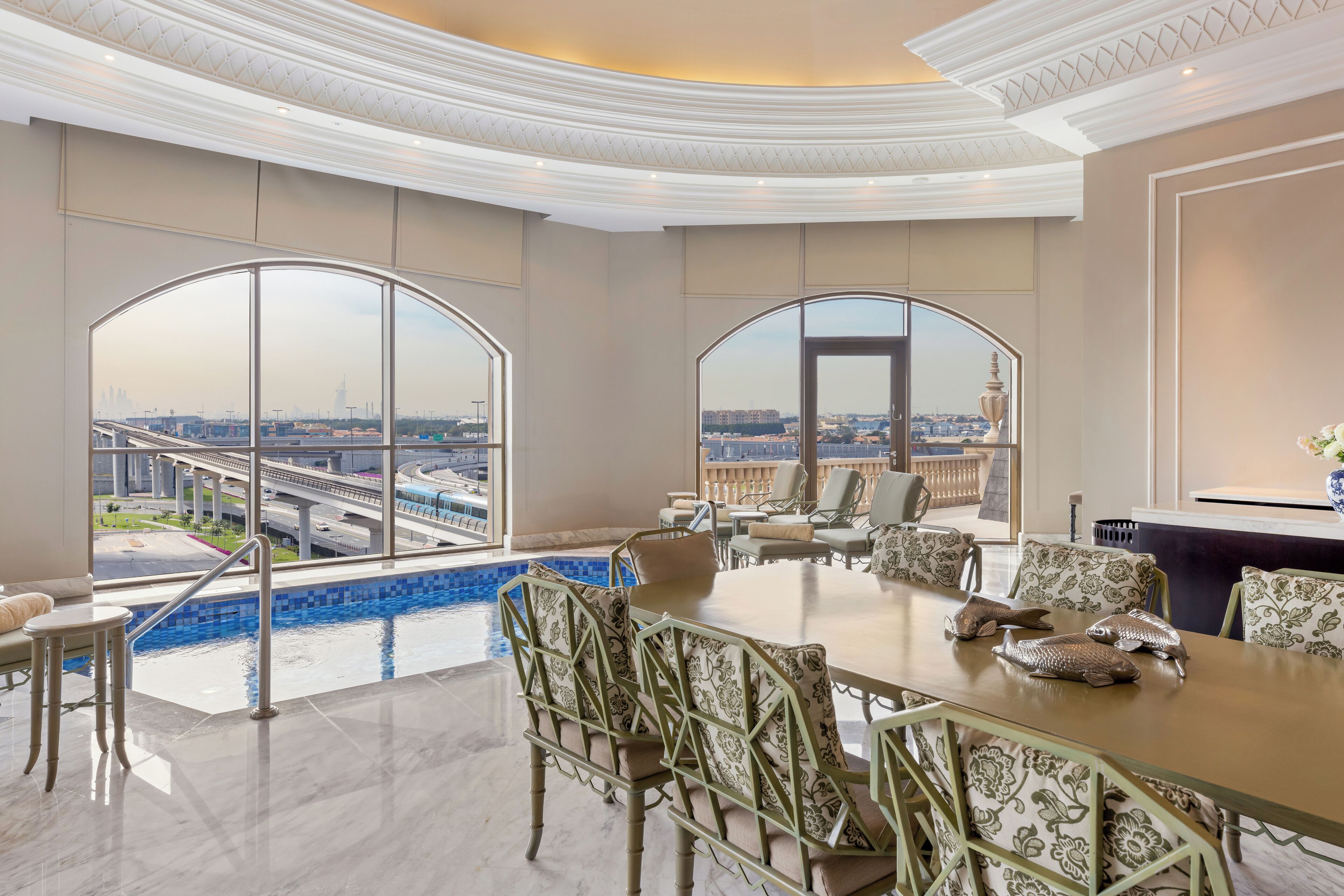 Una piscina al aire libre, camas de piscina gratis, sombrillas