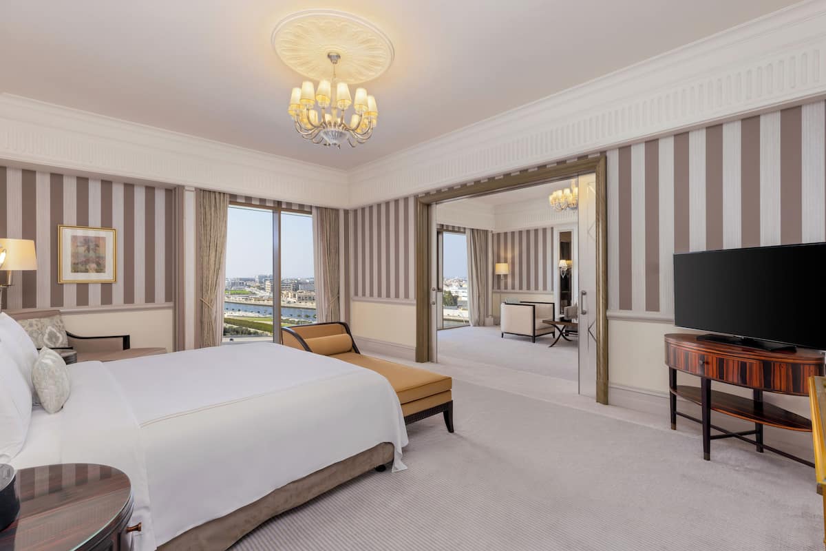 Luxe beddengoed, een minibar, een kluis op de kamer