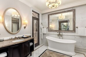 Premium bedding, minibar, in-room safe, individually furnished - Al Habtoor Palace - Preferred Hotels & Resorts (Dubai)