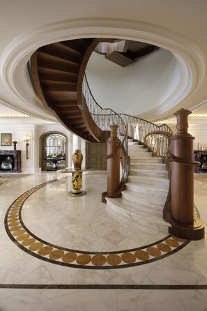 Premium bedding, minibar, in-room safe, individually furnished - Al Habtoor Palace - Preferred Hotels & Resorts (Dubai)