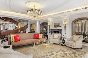 Sengetøy av topp kvalitet, minibar og safe på rommet