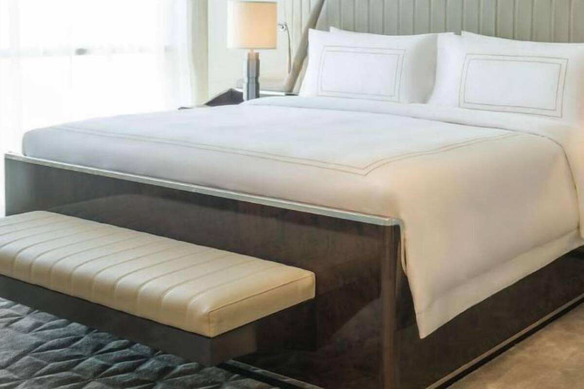 Luxe beddengoed, een minibar, een kluis op de kamer, een bureau