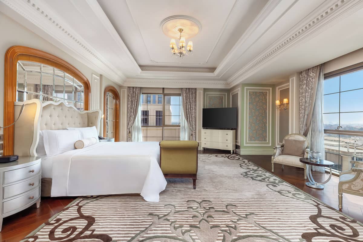 Luxe beddengoed, een minibar, een kluis op de kamer