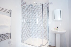Douche, articles de toilette gratuits, sèche-cheveux