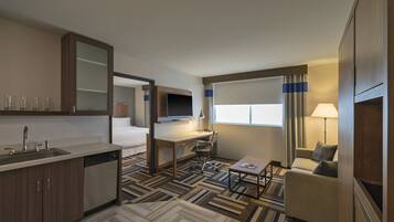 Premium bedding, in-room safe, desk, laptop workspace