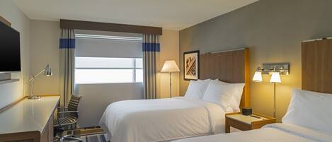 Ylelliset vuodevaatteet, tallelokero huoneessa, työpöytä