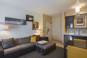 Suite, 1 habitación | Área de sala de estar | Smart TV de 32 pulgadas con canales vía satélite, televisión y Netflix 