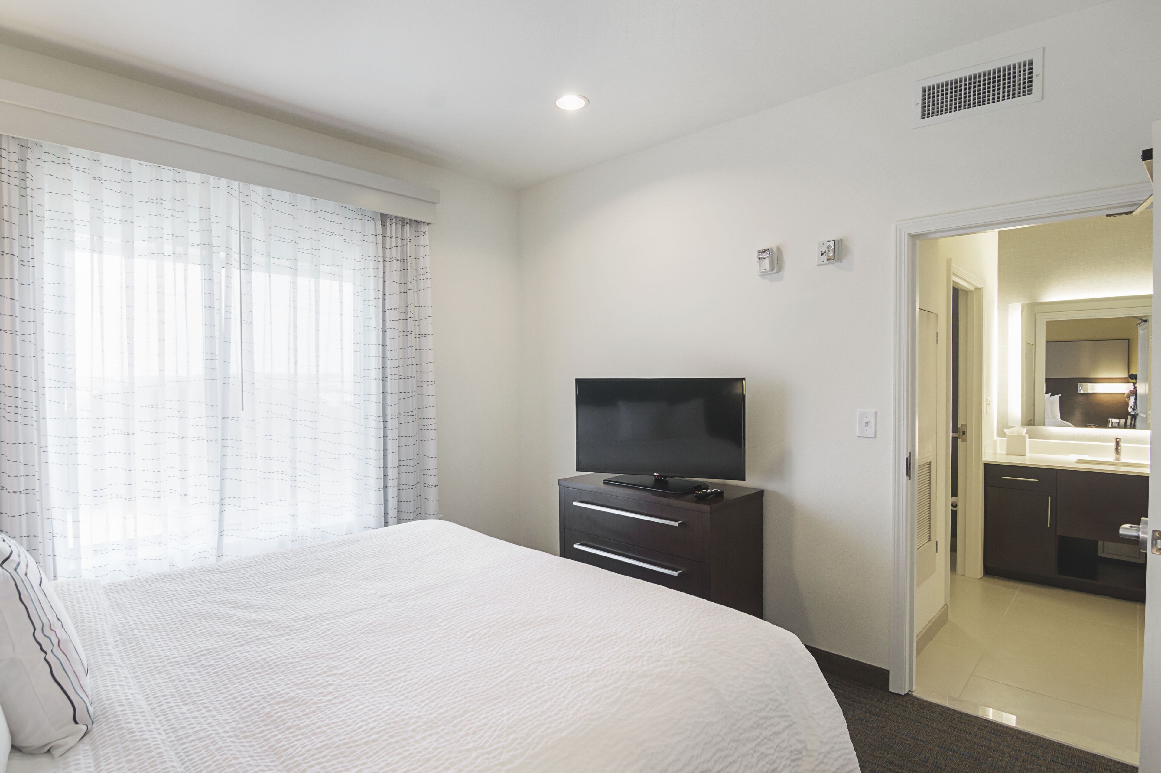 suite, 1 bedroom | individually decorated, individually furnished, desk, laptop workspace