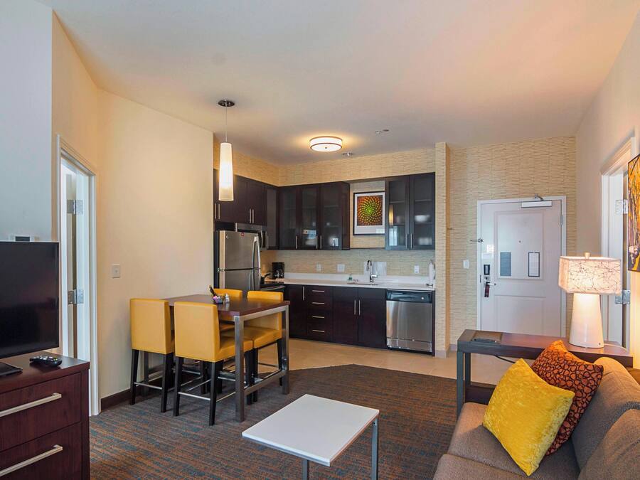 Suite, 2 habitaciones | Decoración personalizada, muebles diferentes y escritorio