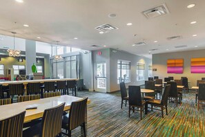 Free daily buffet breakfast  - Residence Inn by Marriott Denton (Denton)