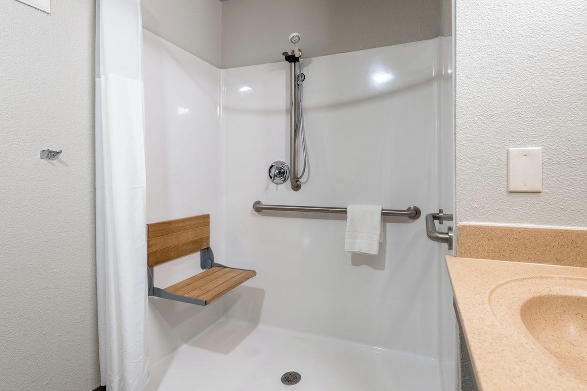 Room, 1 Katil Ratu (Queen) (Roll In Shower) | Bilik Mandi | Gabungan pancuran/tab mandi, kelengkapan dandanan diri percuma