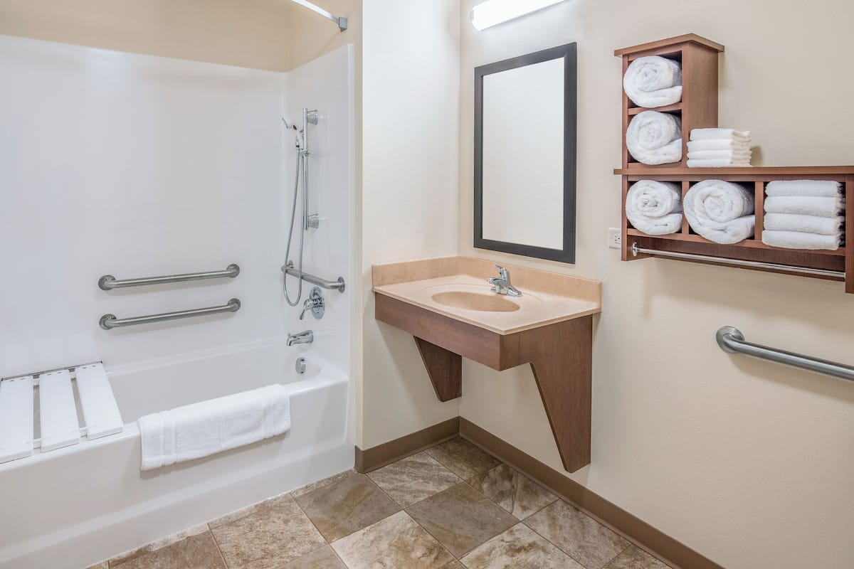 Gabungan pancuran/tab mandi, kelengkapan dandanan diri percuma