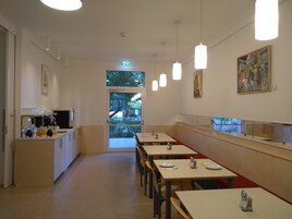 Desayuno buffet diario (EUR 11 por persona)