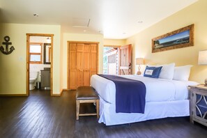 Studio, 1 King Bed, Garden View