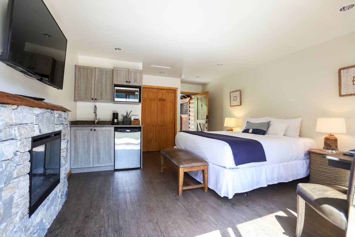 Hypo-allergenic bedding, in-room safe, iron/ironing board, free WiFi