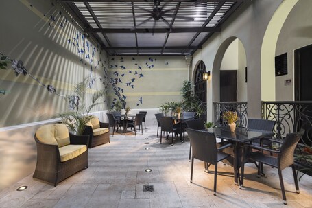 Decanter Hotel - Image 3