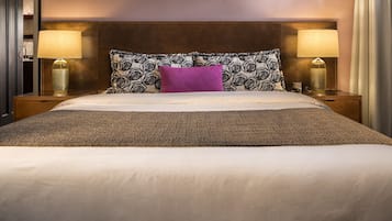 Balcony King | Ropa de cama de alta calidad, caja fuerte, escritorio y cortinas opacas