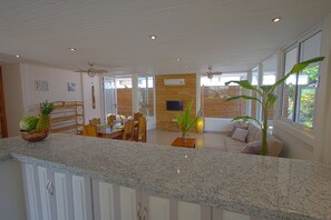 Comfort villa | Een kluis op de kamer, individueel gedecoreerd, individueel gemeubileerd