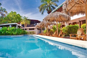Outdoor pool, pool loungers - Samara Pacific Lodge (Sámara)
