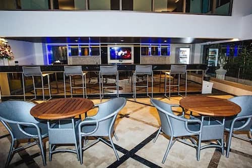 Bar junto a la piscina