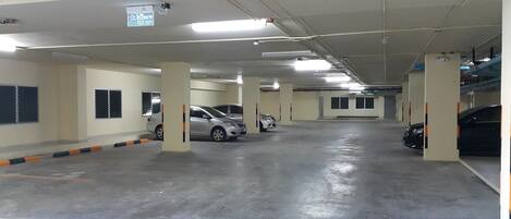 Un aparcamiento de varios niveles con varios coches estacionados.