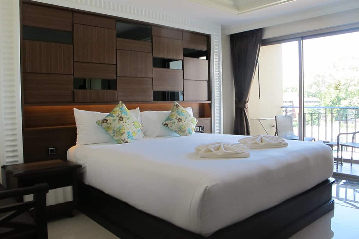 Deluxe Double City View Room | 客房內保險箱、書桌、免費無線上網、床單