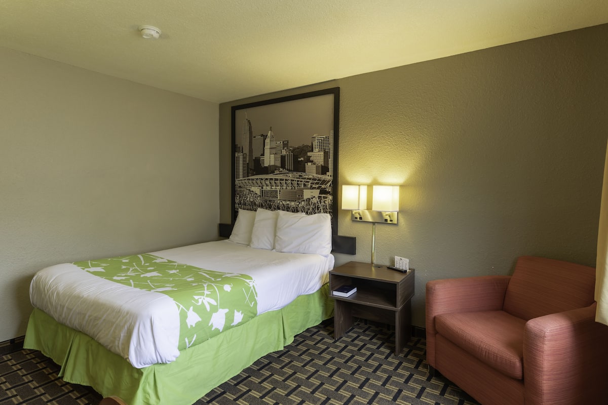 Soundproofing, iron/ironing board (on request), WiFi (free)